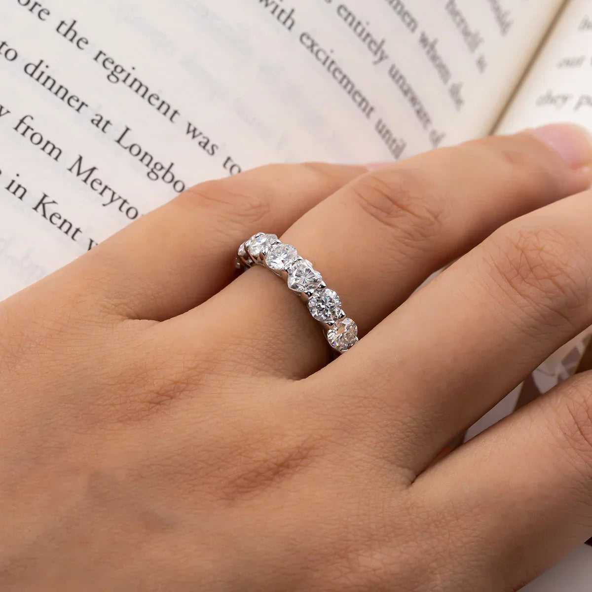 Ravissante bague d'éternité en moissanite taille cœur plaquée or