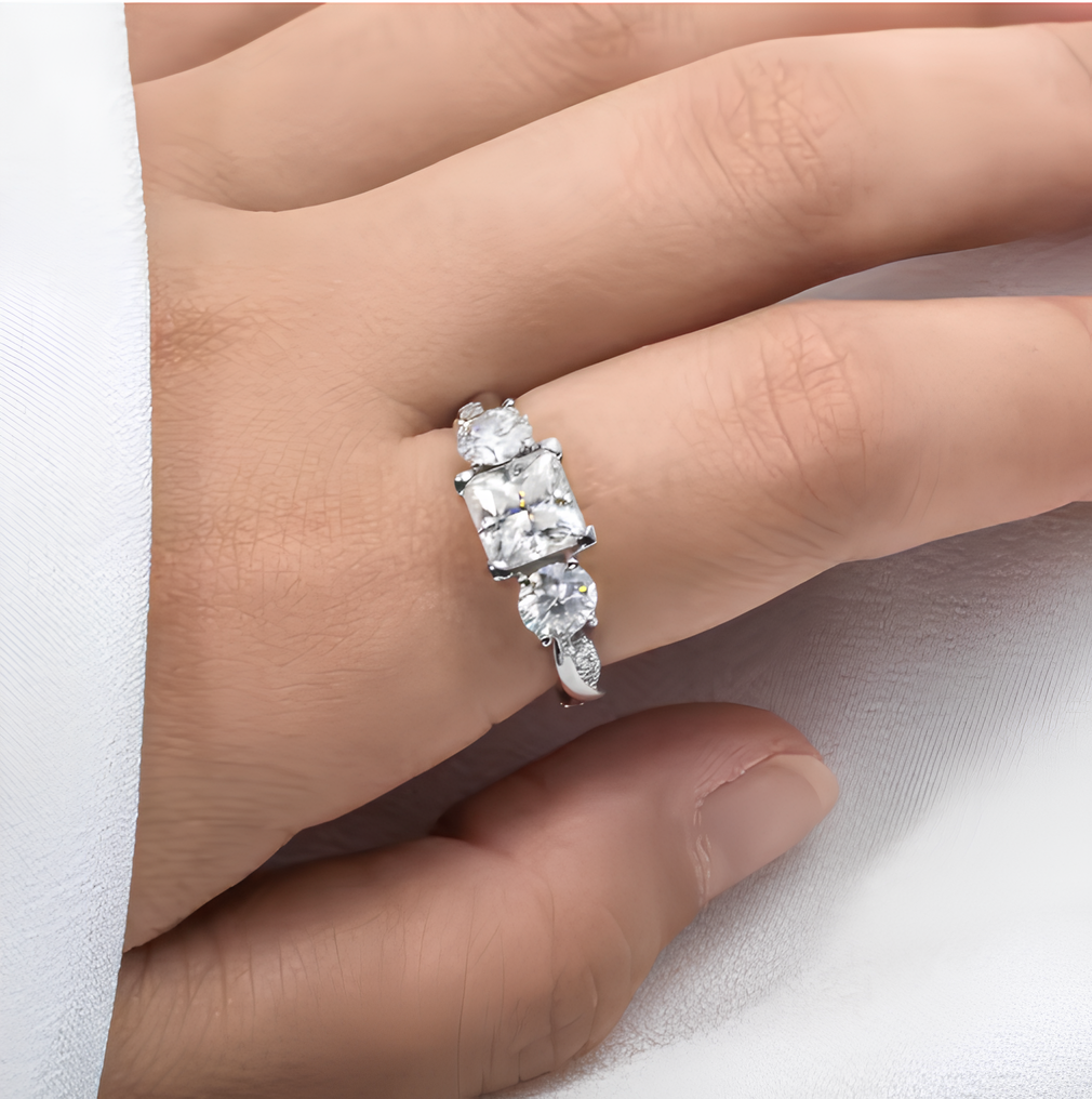 Vergoldeter Ring mit drei Steinen im Twisted Princess Cut