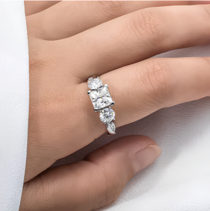 Vergoldeter Ring mit drei Steinen im Twisted Princess Cut