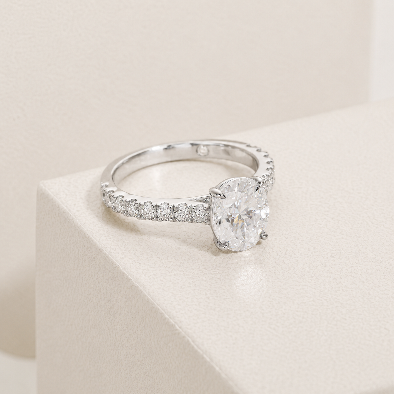 Pavé-Band Ovaler Moissanit Solitär Vergoldeter Ring