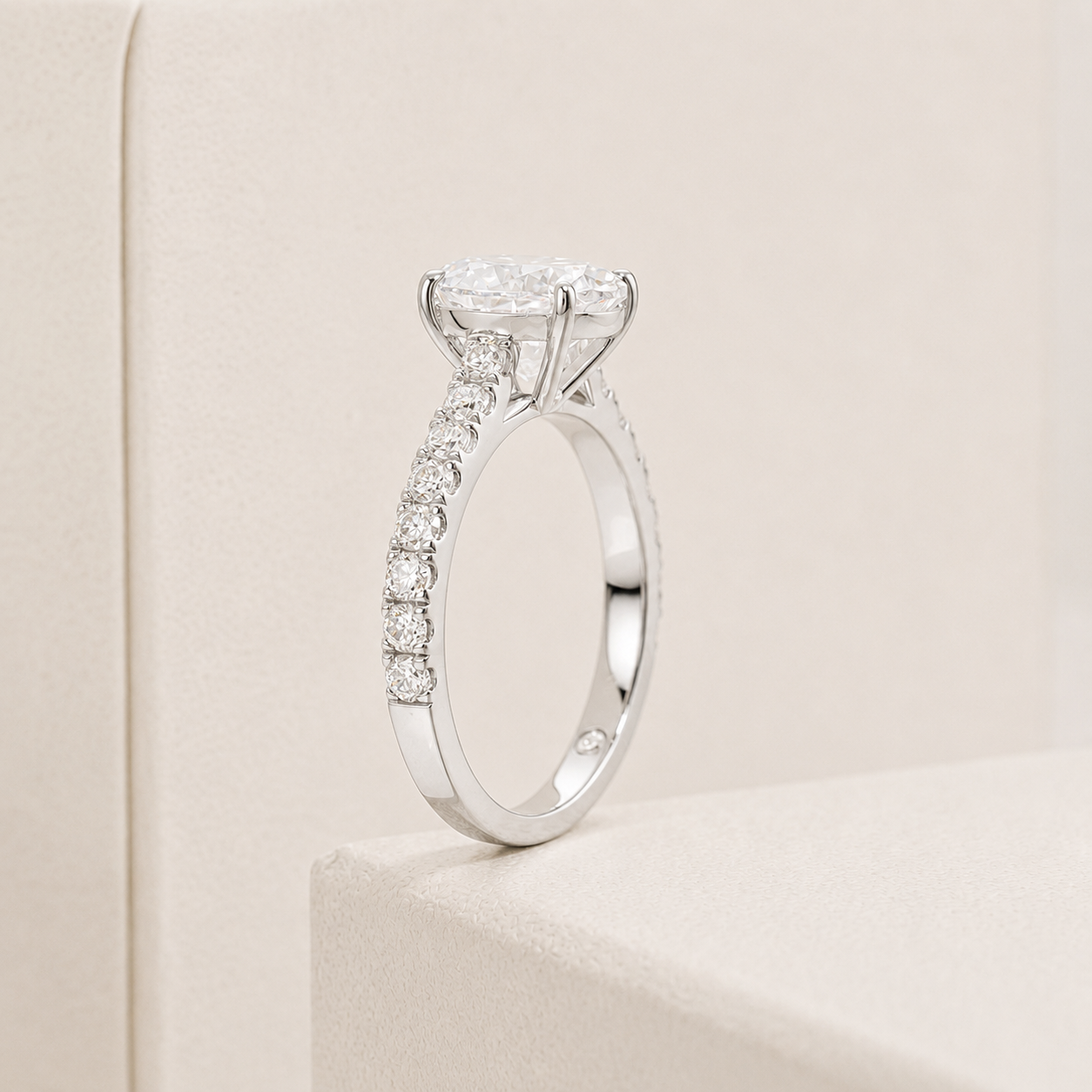 Pavé-Band Ovaler Moissanit Solitär Vergoldeter Ring