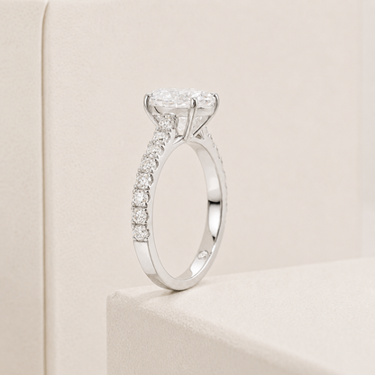 Pavé-Band Ovaler Moissanit Solitär Vergoldeter Ring