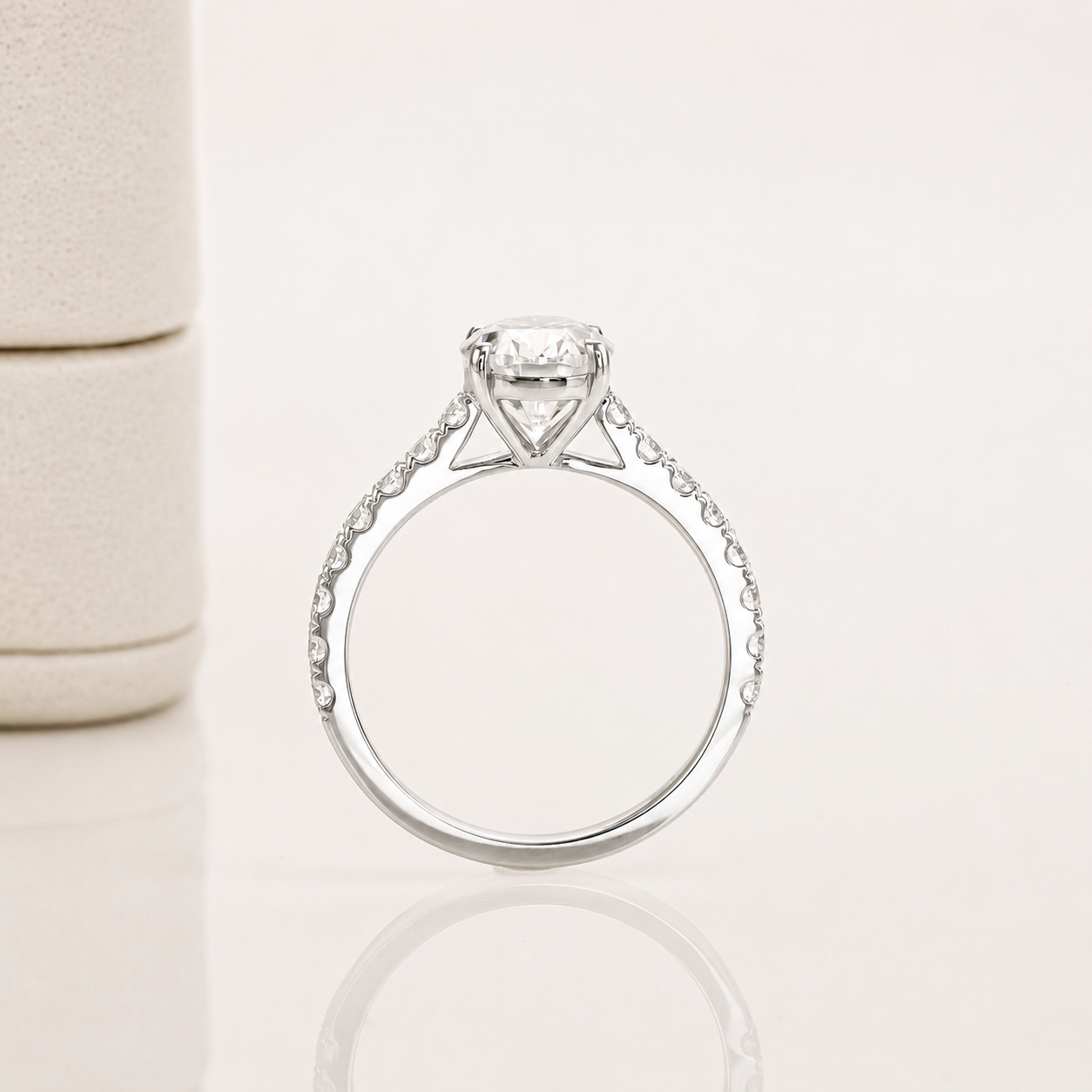 Pavé-Band Ovaler Moissanit Solitär Vergoldeter Ring
