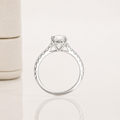 Pavé-Band Ovaler Moissanit Solitär Vergoldeter Ring