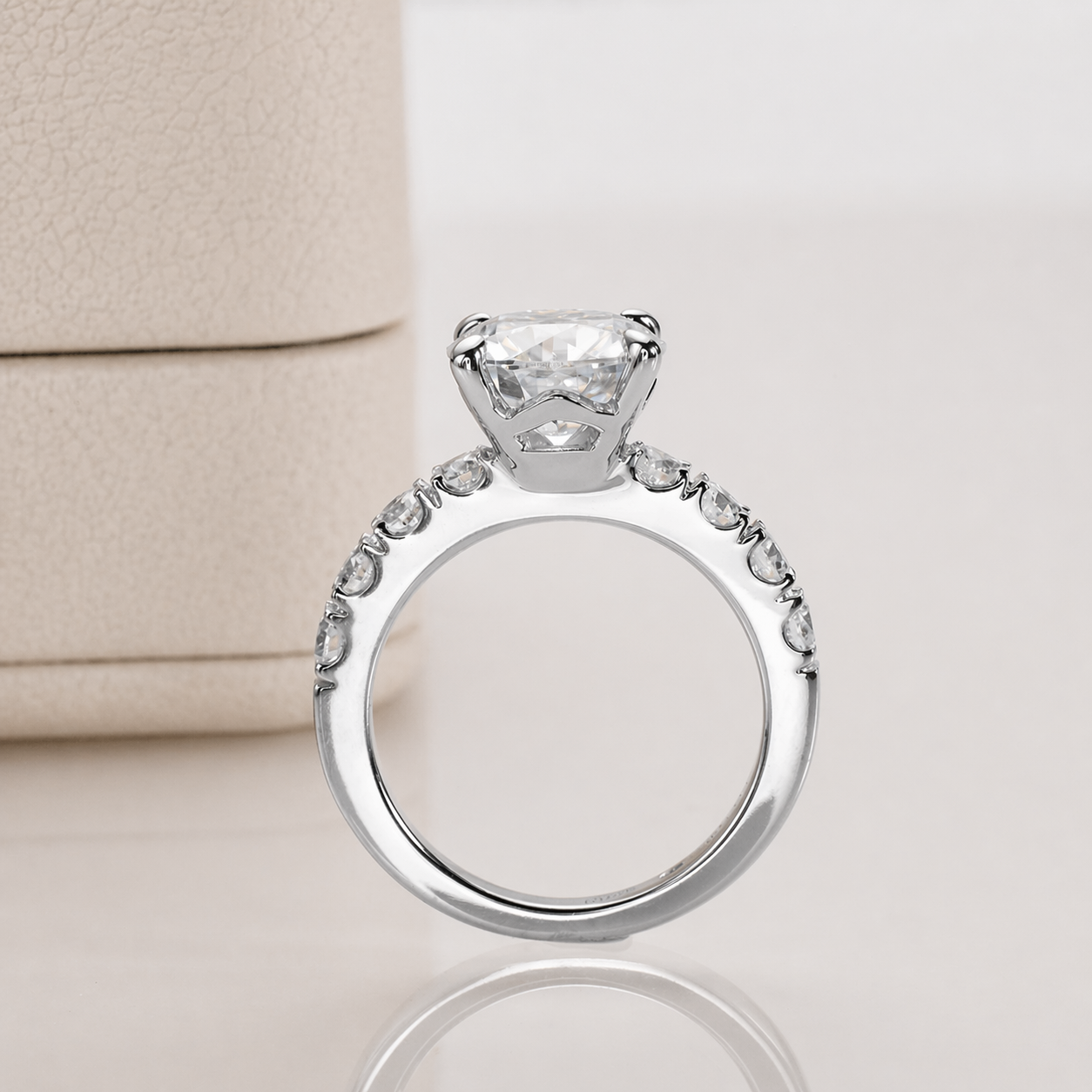 Ring mit Moissanit-Solitär und Royal Pavé Band, vergoldet