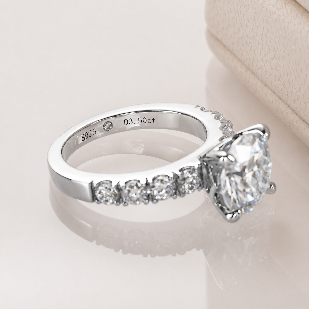 Ring mit Moissanit-Solitär und Royal Pavé Band, vergoldet