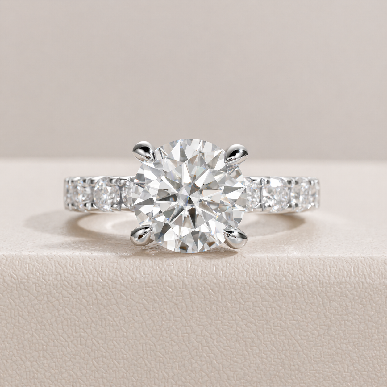 Ring mit Moissanit-Solitär und Royal Pavé Band, vergoldet