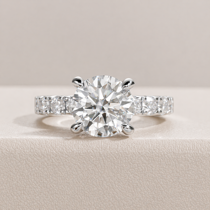 Ring mit Moissanit-Solitär und Royal Pavé Band, vergoldet