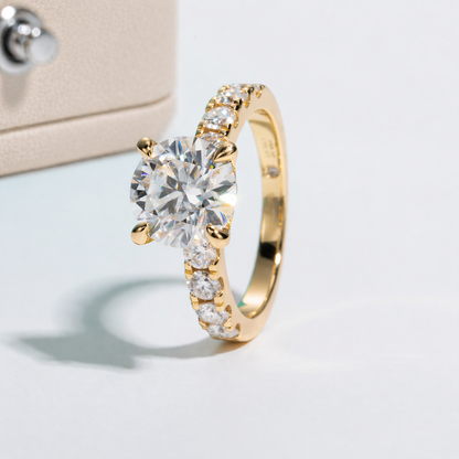 Ring mit Moissanit-Solitär und Royal Pavé Band, vergoldet