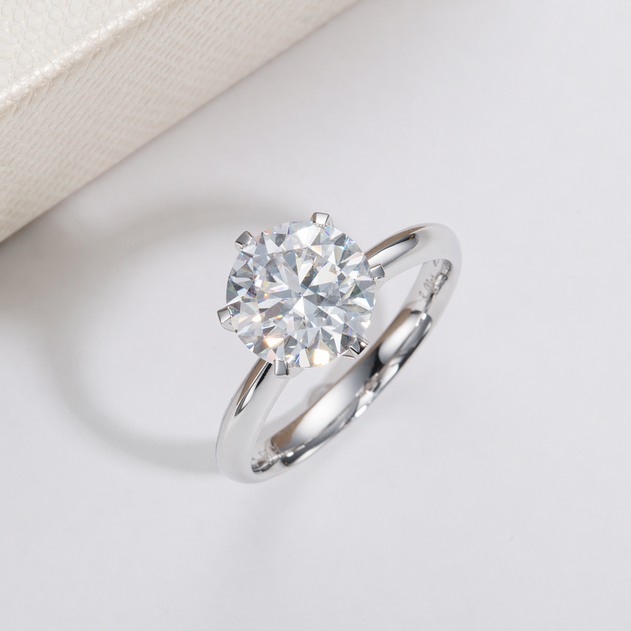 Bague Solitaire classique en moissanite brillante plaquée or blanc