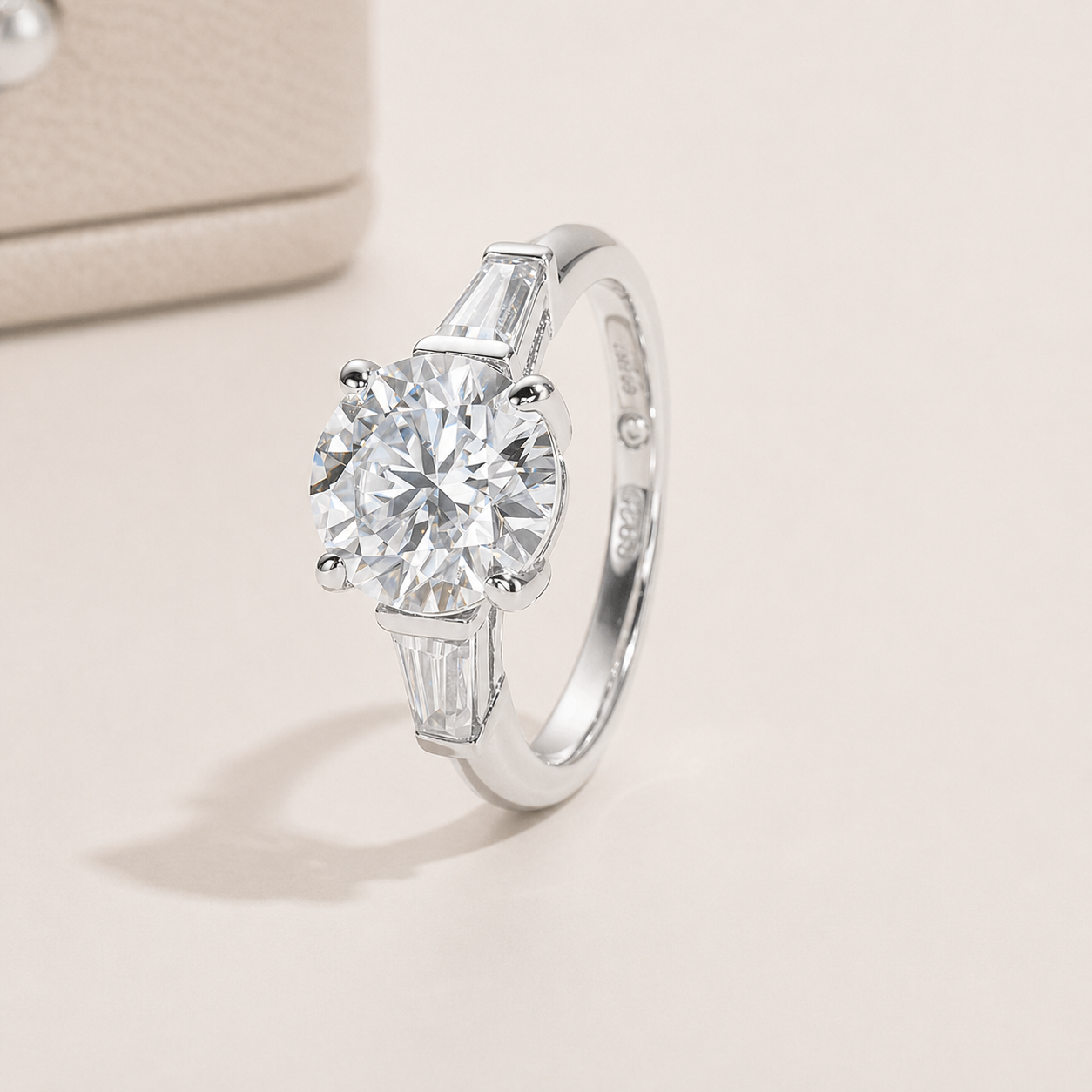 Dreifacher Moissanit vergoldeter Ring