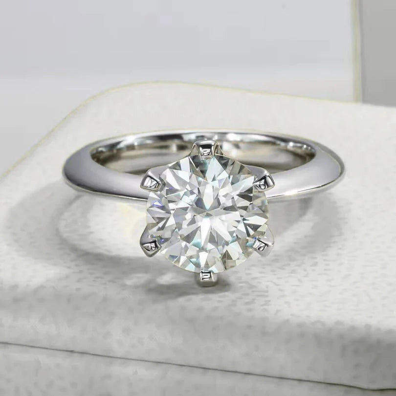 Bague Solitaire classique en moissanite brillante plaquée or blanc