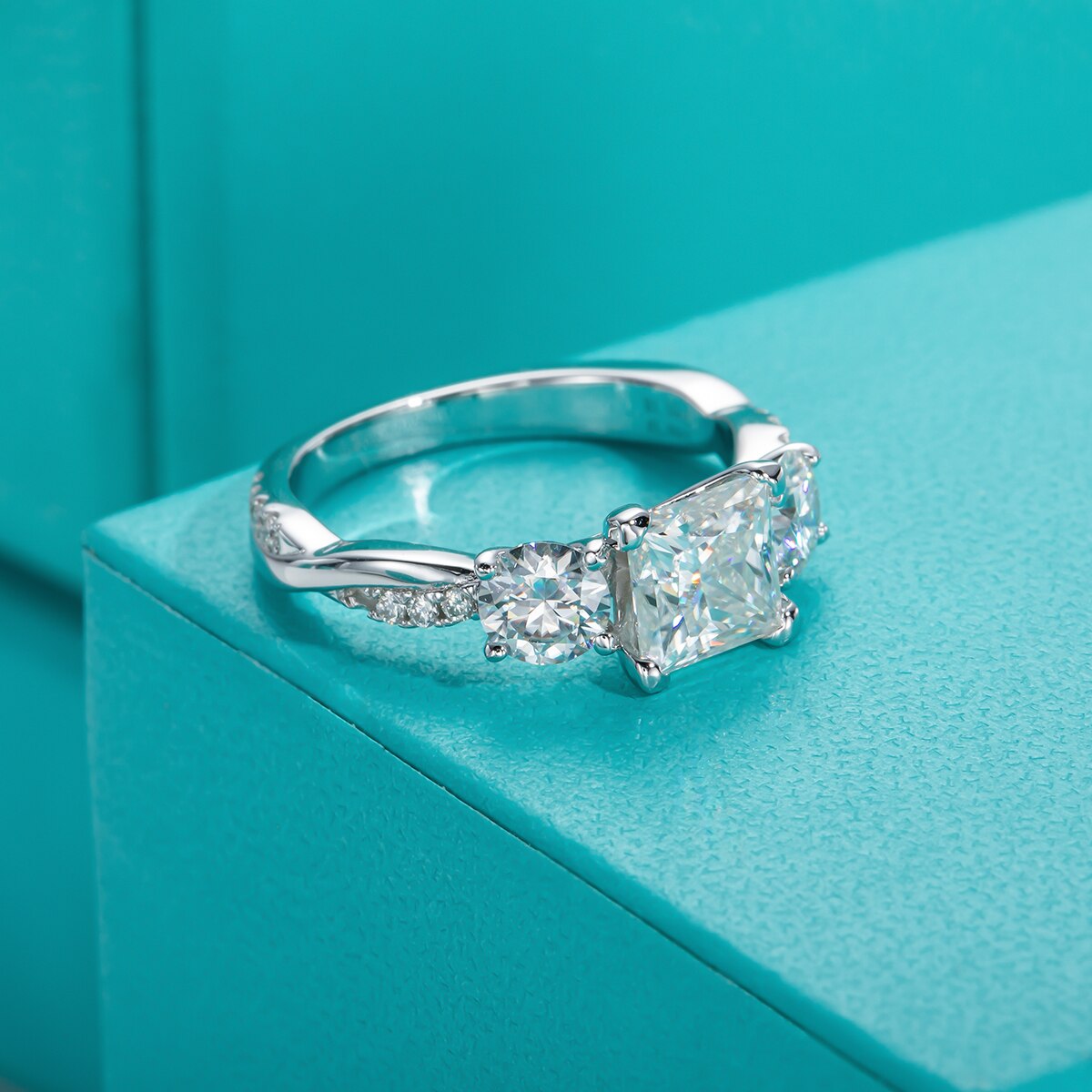 Anel Twisted Moissanite Cravejado - Loratta