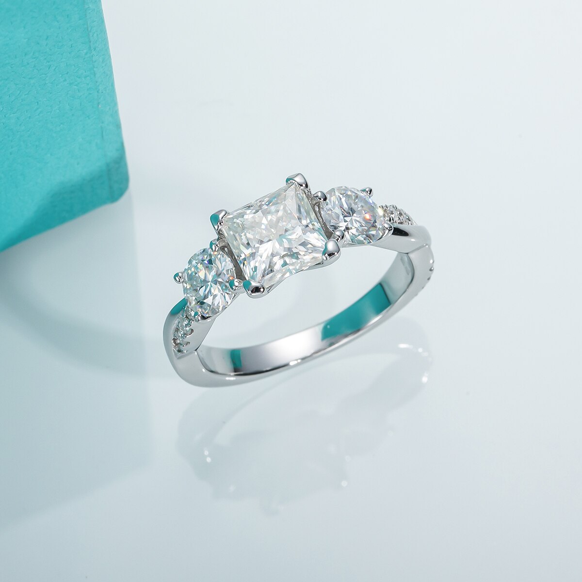 Anel Twisted Moissanite Cravejado - Loratta