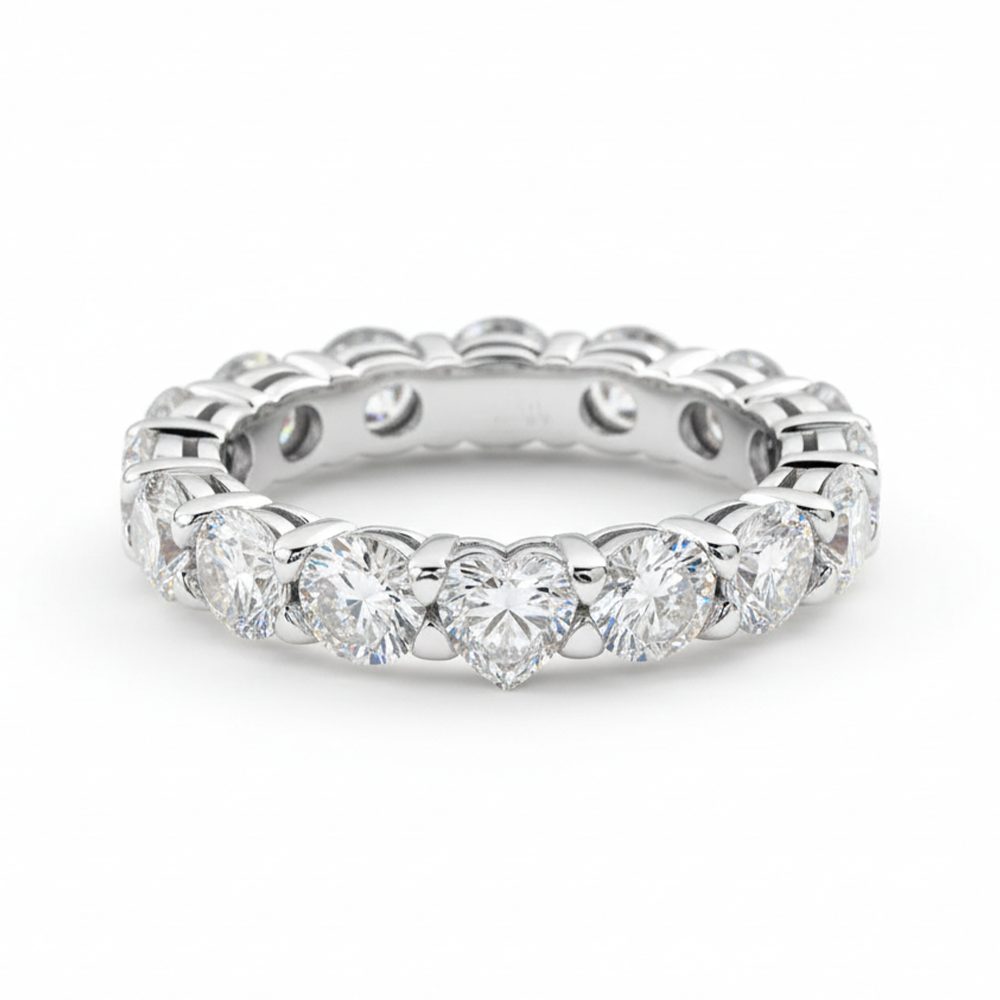 Ravissante bague d'éternité en moissanite taille cœur plaquée or