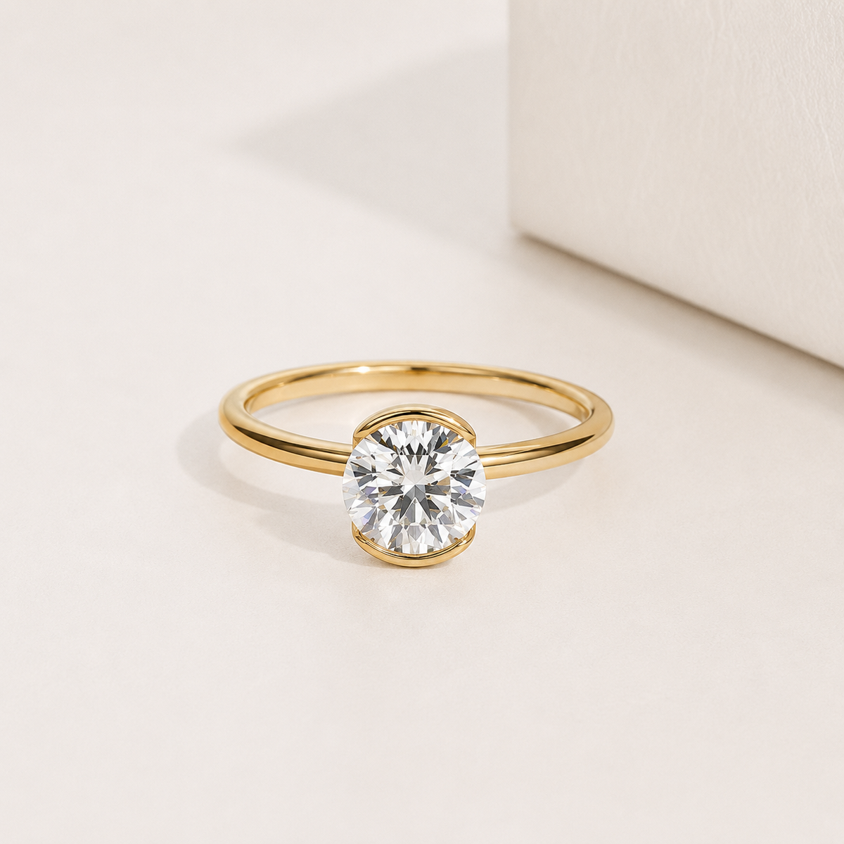 Moissanit Ring Zargenfassung Klassik 18 Karat Vergoldet
