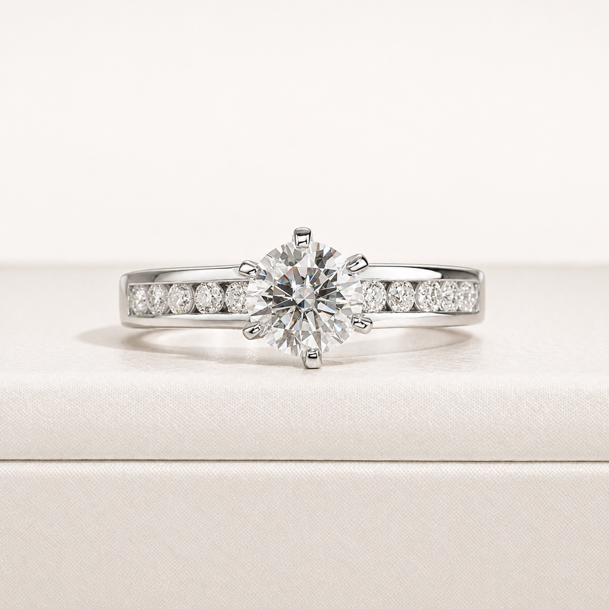 Bague Fée en Moissanite Sertie en Canal et Plaqué Or