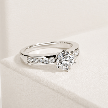 Bague Fée en Moissanite Sertie en Canal et Plaqué Or