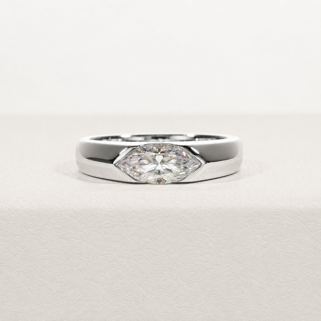 Eclipse Marquise Lünettengefasster vergoldeter Ring