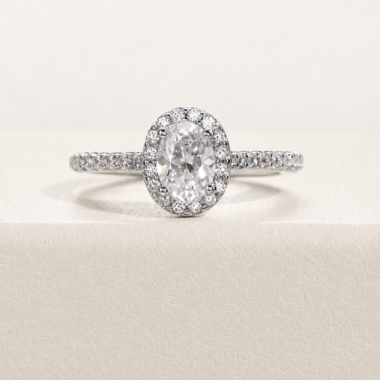 Bague plaquée or moissanite Grace avec halo ovale
