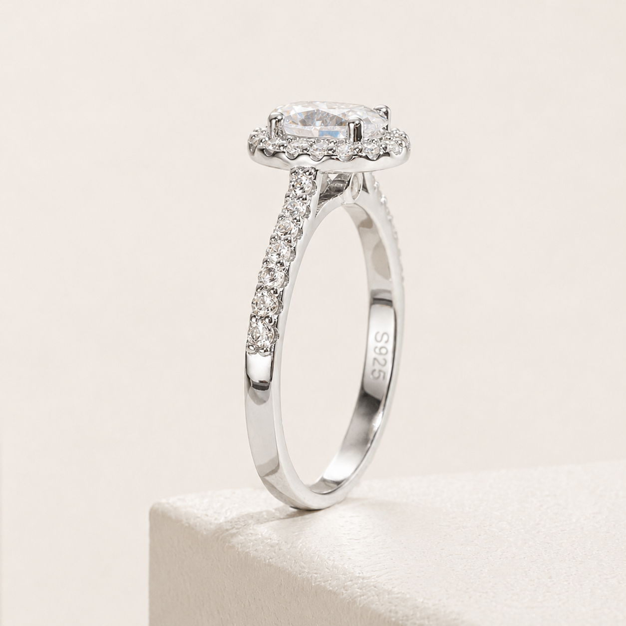 Bague plaquée or moissanite Grace avec halo ovale