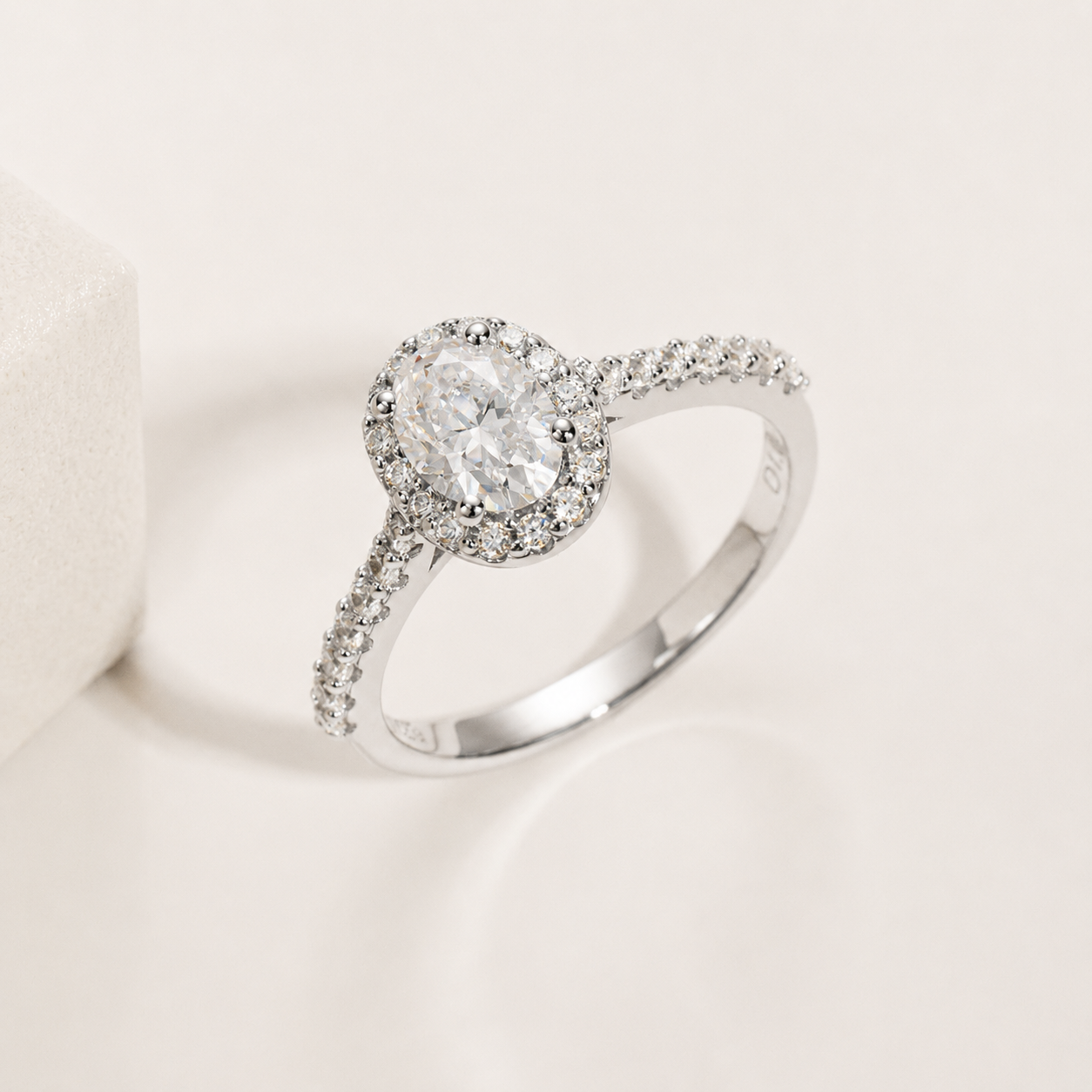 Bague plaquée or moissanite Grace avec halo ovale