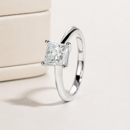 Bague en moissanite taille princesse plaquée or pur