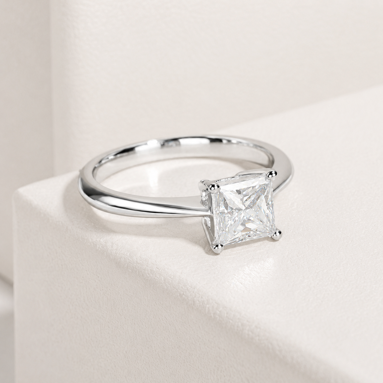 Bague en moissanite taille princesse plaquée or pur