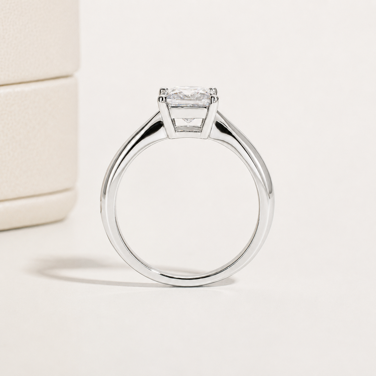 Bague en moissanite taille princesse plaquée or pur
