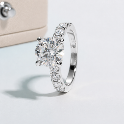 Ring mit Moissanit-Solitär und Royal Pavé Band, vergoldet