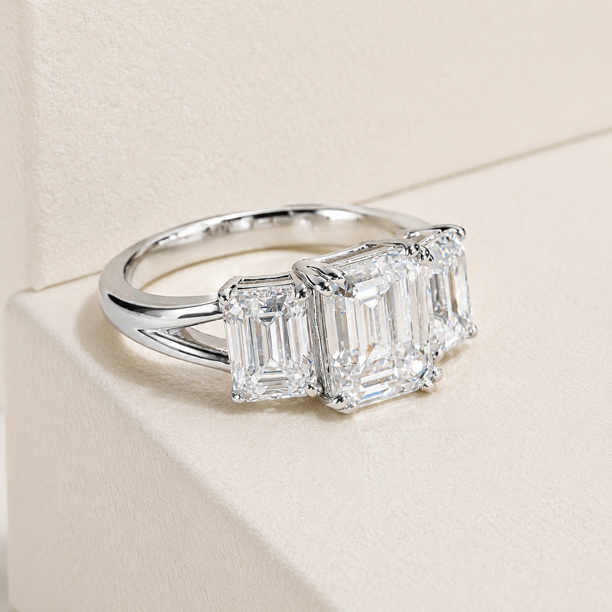 Trinity Smaragd Schliff Moissanite Vergoldeter Ring
