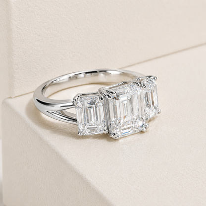 Trinity Smaragd Schliff Moissanite Vergoldeter Ring