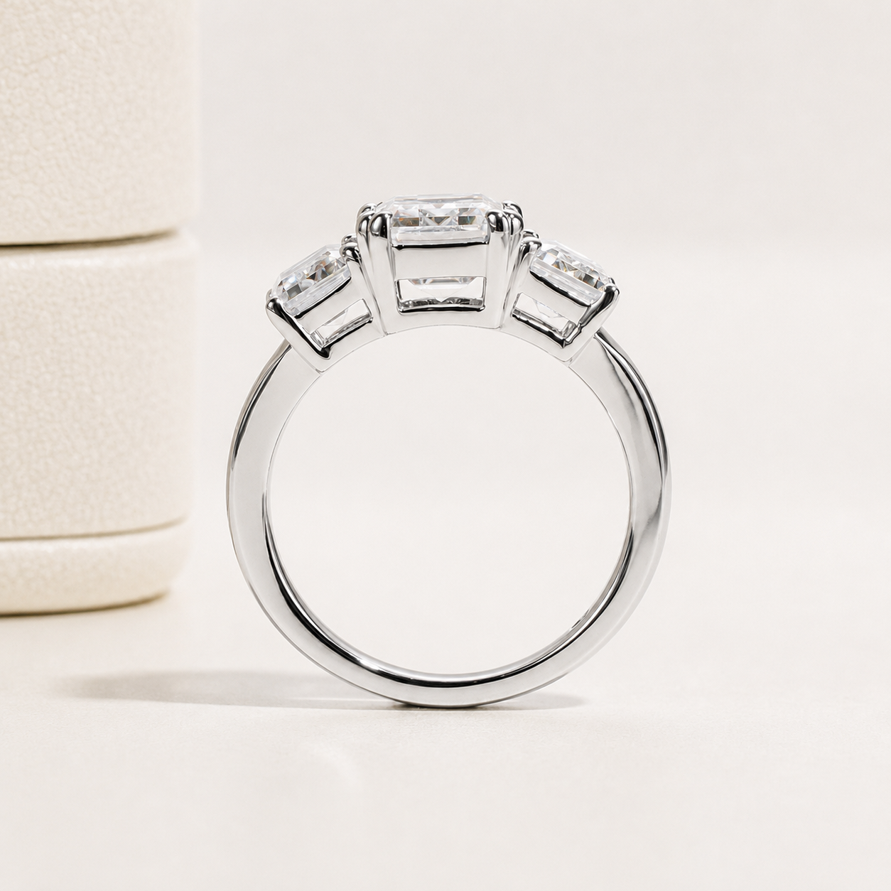 Trinity Smaragd Schliff Moissanite Vergoldeter Ring