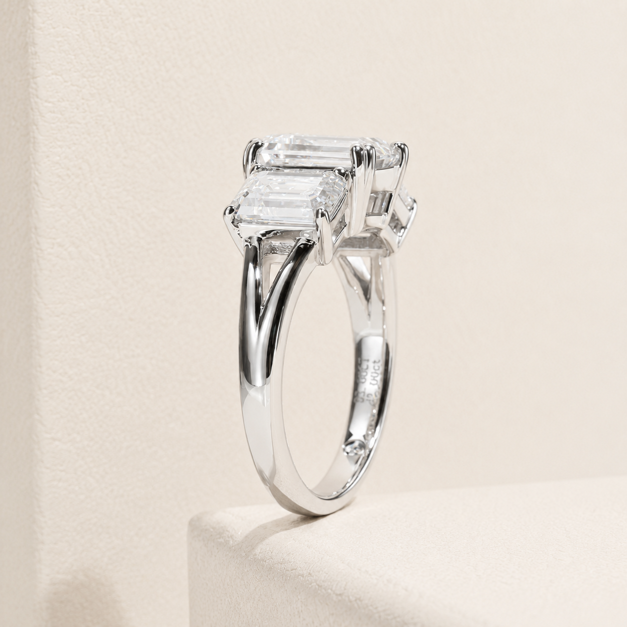 Trinity Smaragd Schliff Moissanite Vergoldeter Ring