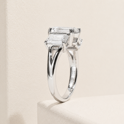 Trinity Smaragd Schliff Moissanite Vergoldeter Ring