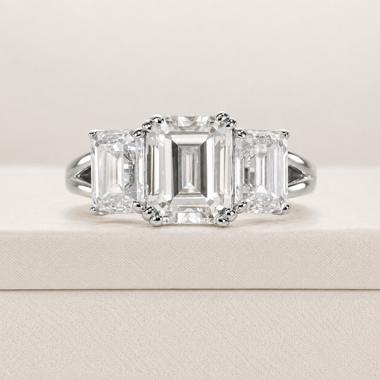 Trinity Smaragd Schliff Moissanite Vergoldeter Ring