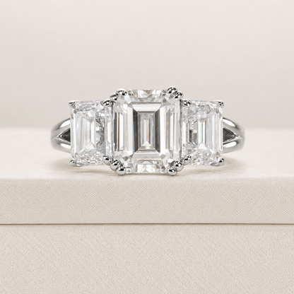 Trinity Smaragd Schliff Moissanite Vergoldeter Ring