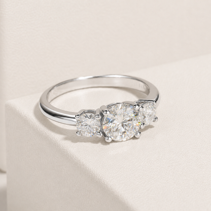 Dreisteiniger Triple Brilliance Moissanit vergoldeter Ring