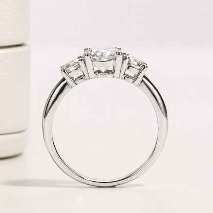 Dreisteiniger Triple Brilliance Moissanit vergoldeter Ring