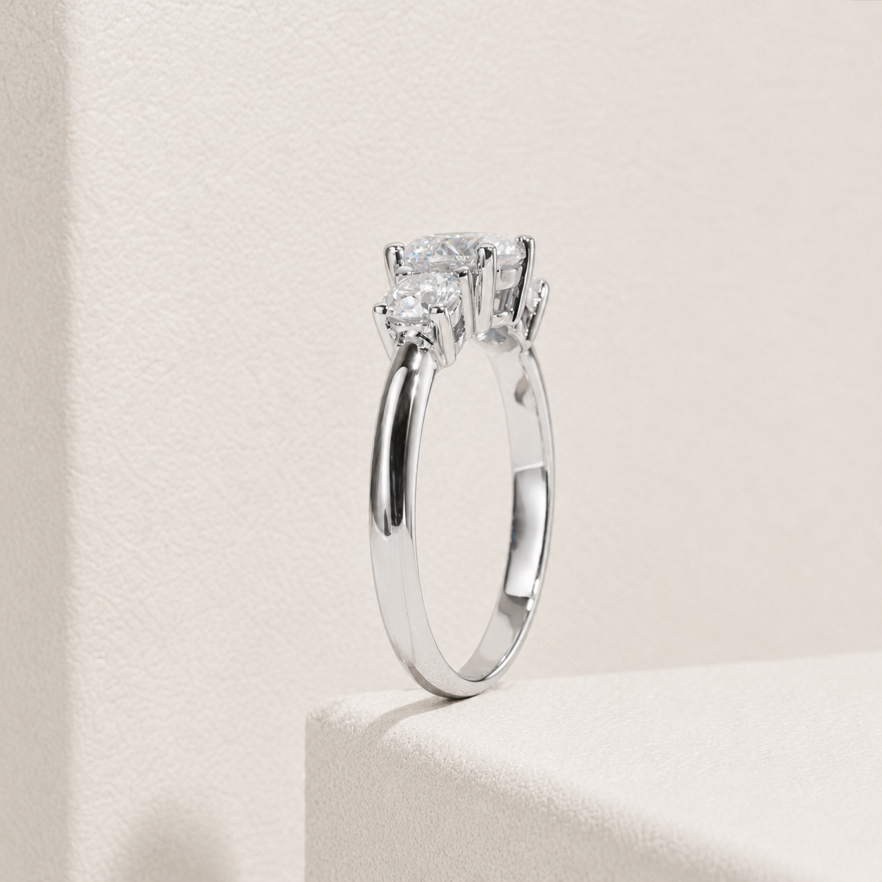 Dreisteiniger Triple Brilliance Moissanit vergoldeter Ring