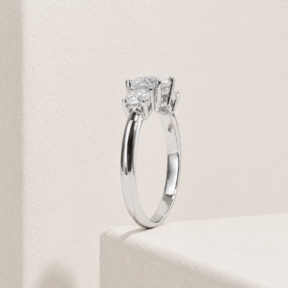Dreisteiniger Triple Brilliance Moissanit vergoldeter Ring