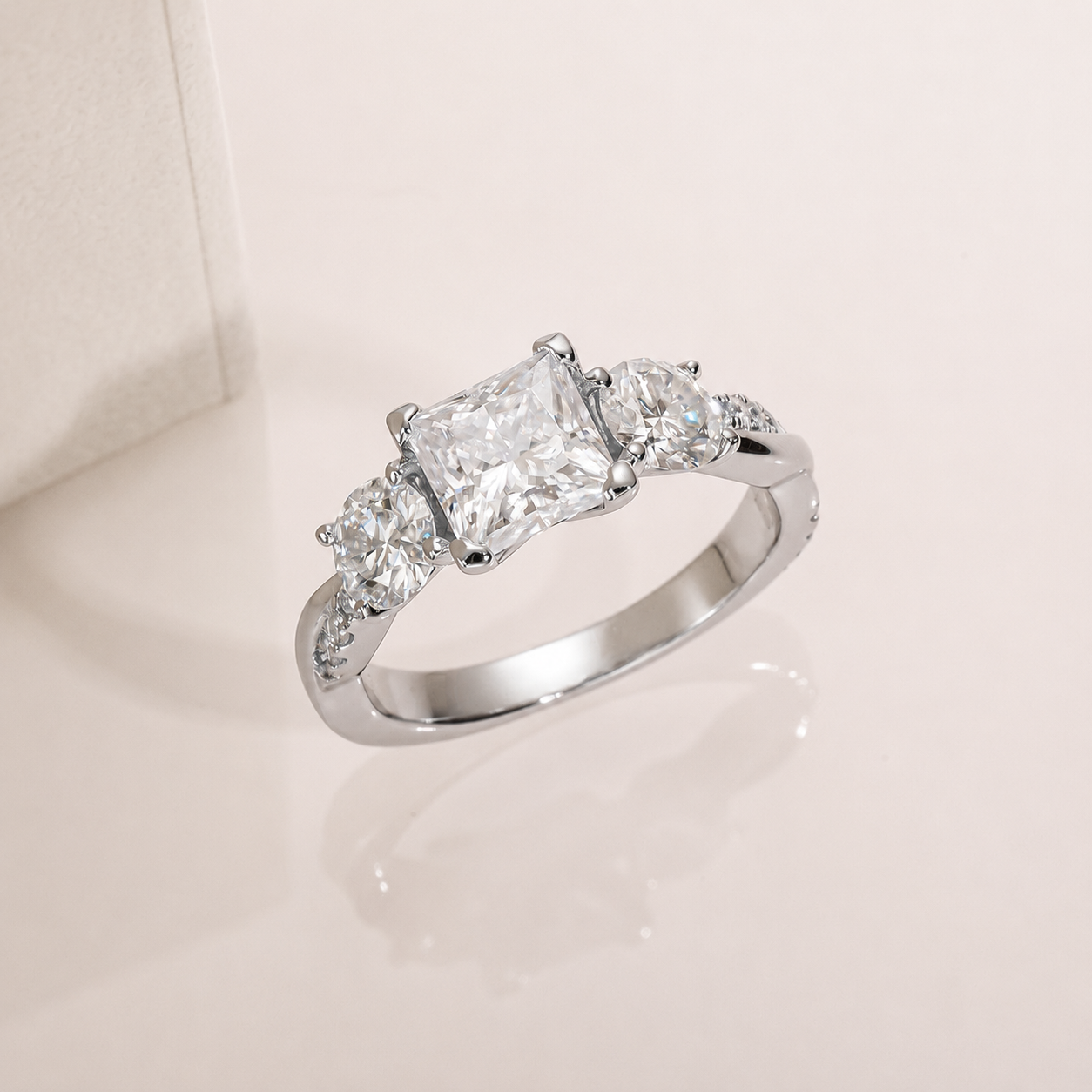 Vergoldeter Ring mit drei Steinen im Twisted Princess Cut