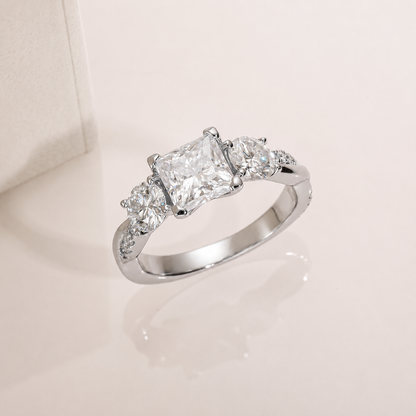 Vergoldeter Ring mit drei Steinen im Twisted Princess Cut