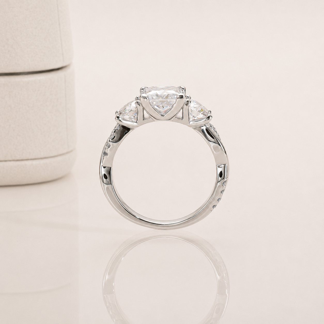 Vergoldeter Ring mit drei Steinen im Twisted Princess Cut