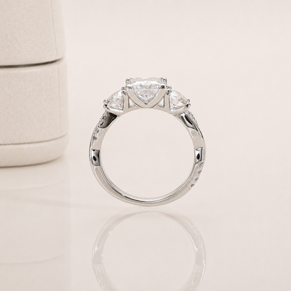 Vergoldeter Ring mit drei Steinen im Twisted Princess Cut