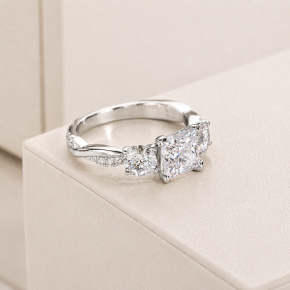 Vergoldeter Ring mit drei Steinen im Twisted Princess Cut