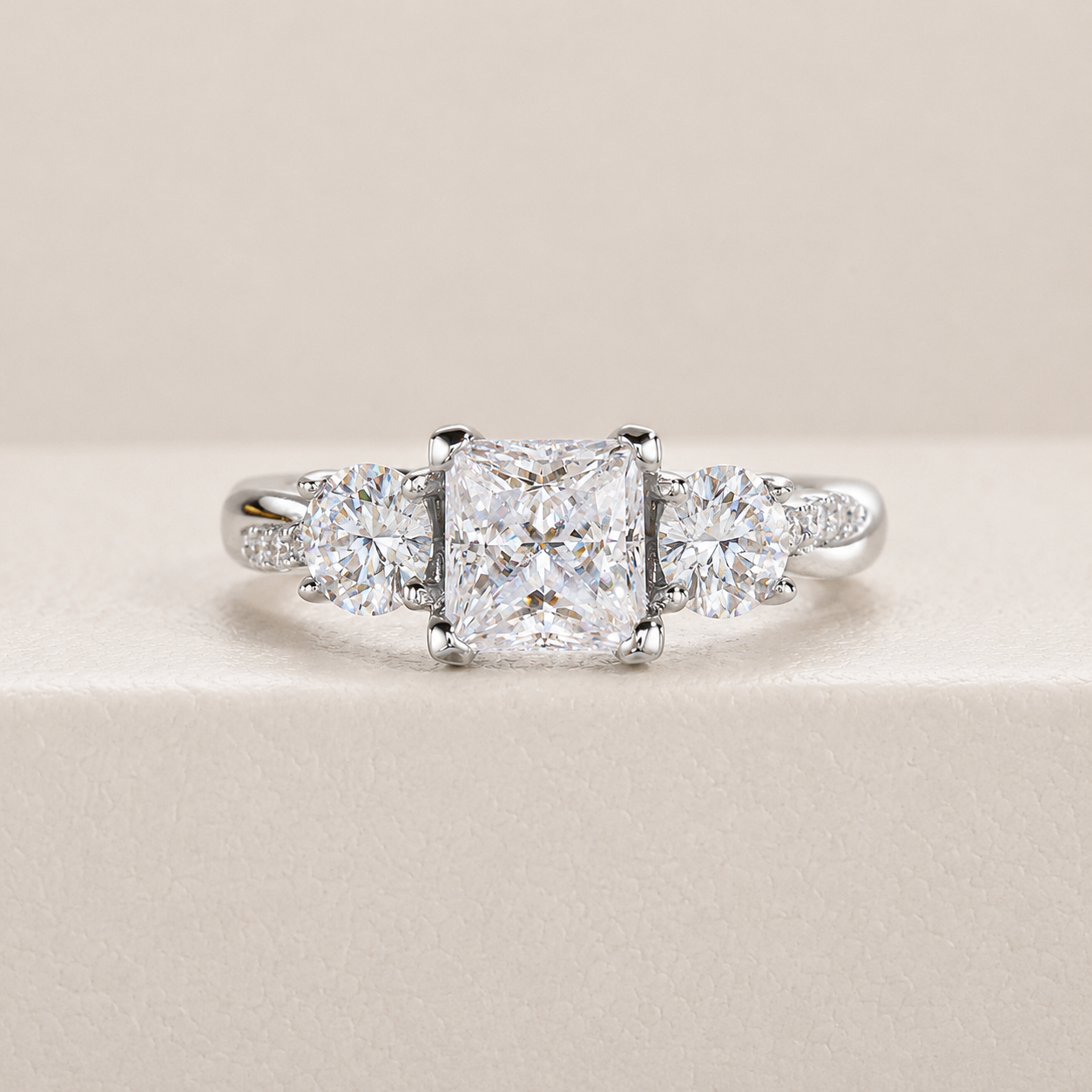 Vergoldeter Ring mit drei Steinen im Twisted Princess Cut