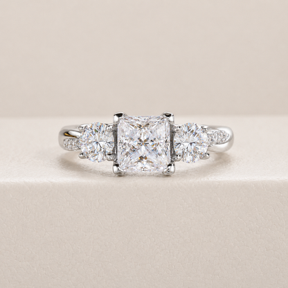 Vergoldeter Ring mit drei Steinen im Twisted Princess Cut