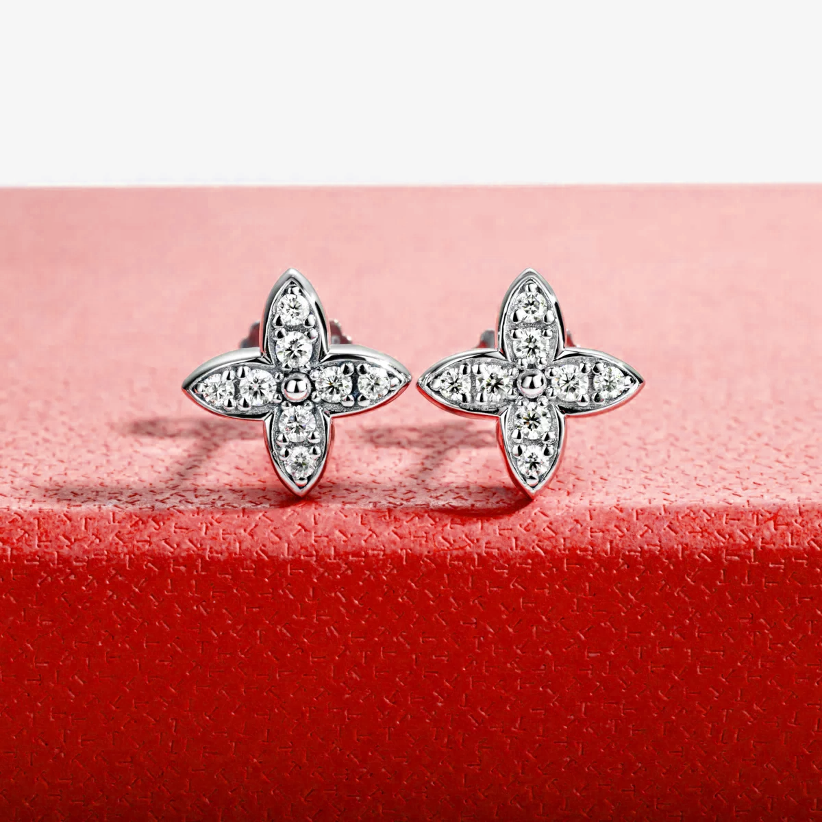Boucles d'oreilles plaquées or avec pierres de moissanite scintillantes