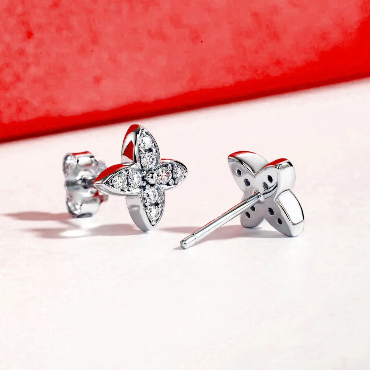 Boucles d'oreilles plaquées or avec pierres de moissanite scintillantes